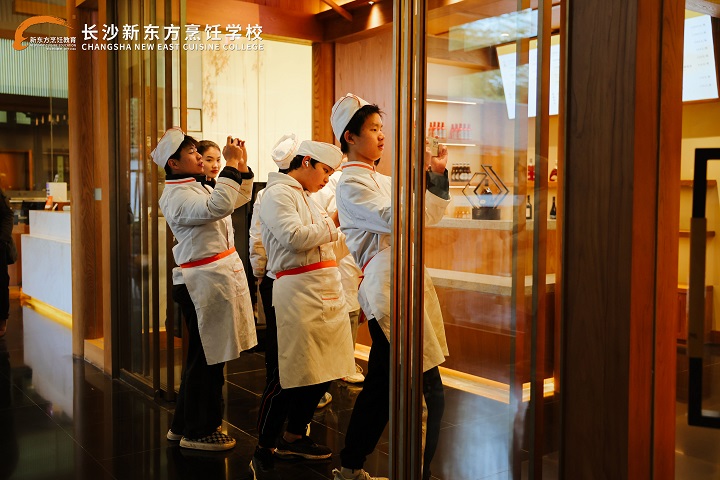 長沙新東方中餐專業(yè)學生走進晴溪莊園參觀學習