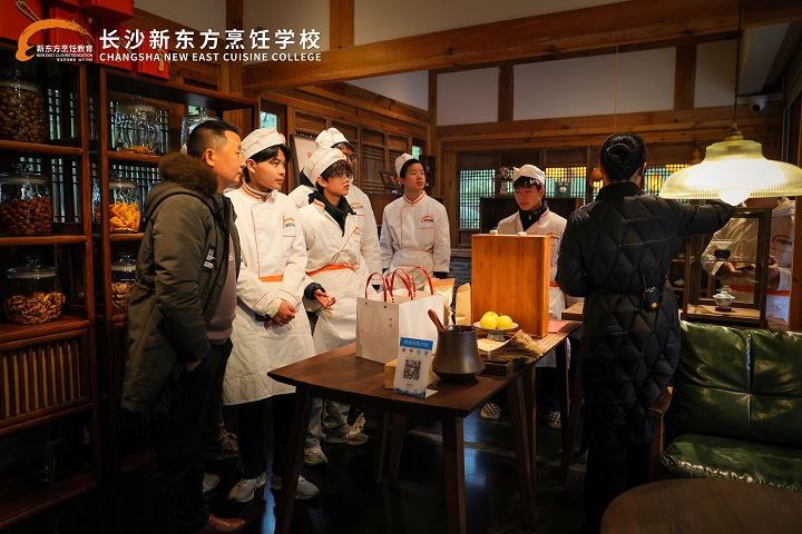 長沙新東方中餐專業(yè)學生走進晴溪莊園參觀學習